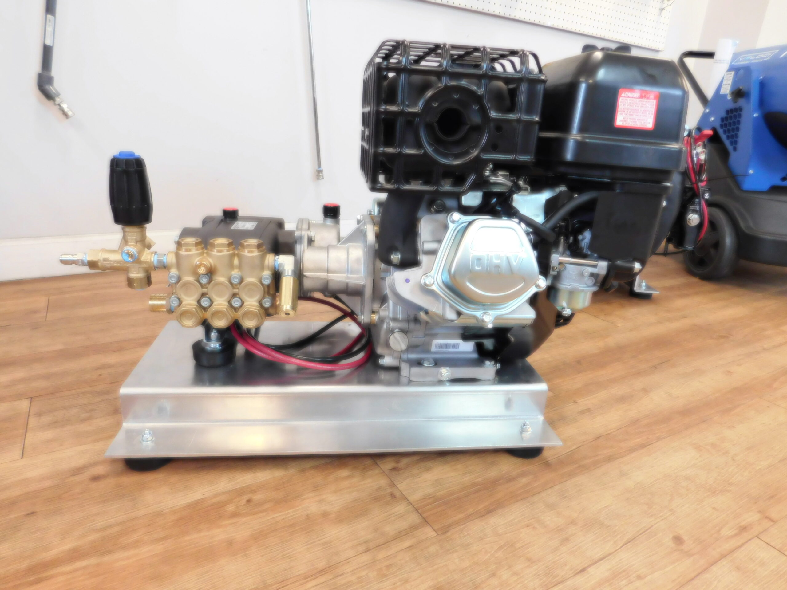 Small gas engine pressure washer pump assembly